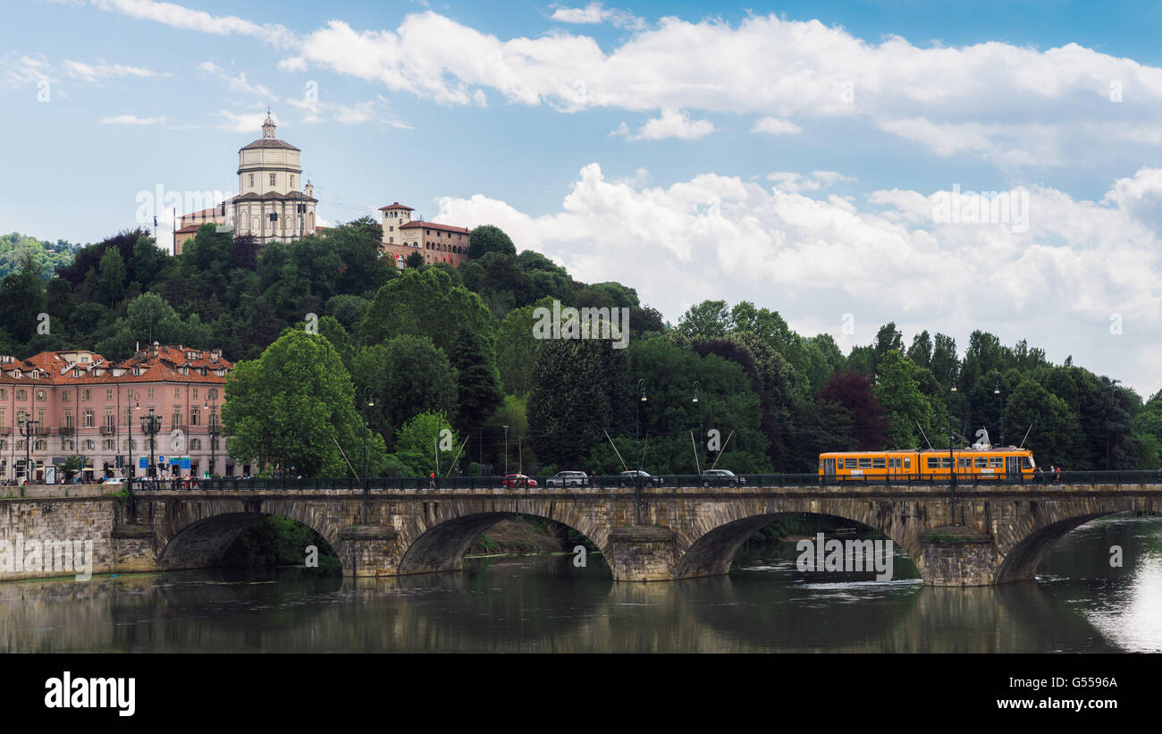 La Vittorio Emanuele il ponte e la Chiesa della Gran Madre. Il ponte sul fiume Po a Torino Foto Stock