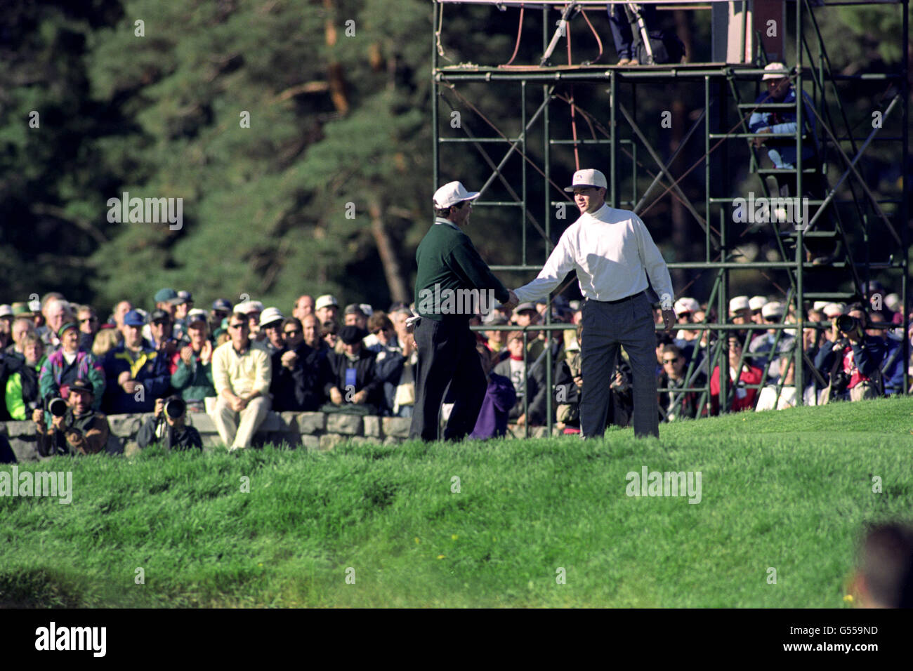 Golf - 1995 Ryder Cup - Costantino Rocca - Oak Hill Country Club, New York. Davis Love III si congratula con Costantino Rocca per il suo buco in uno. Foto Stock