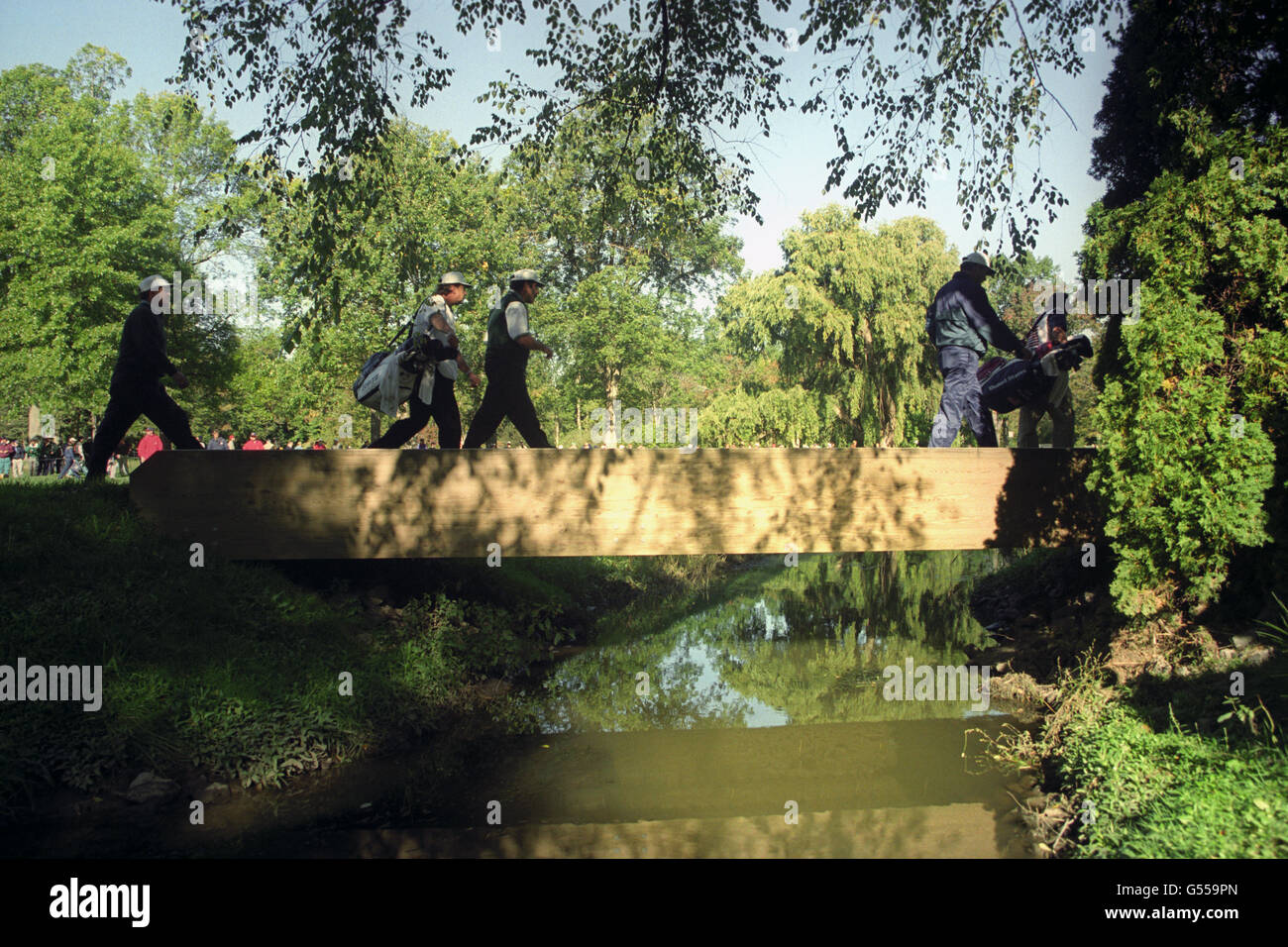 Golf - 1995 Ryder Cup - Costantino Rocca - Oak Hill Country Club, New York. Costantino Rocca e Sam Torrance attraversano un ponte. Foto Stock