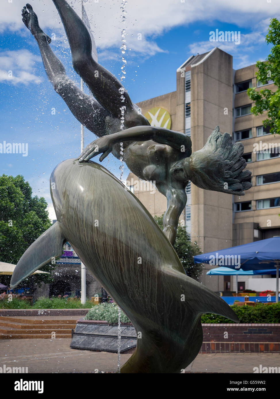 Wayne David scultura ragazza con il Dolphin vicino al Tower Bridge di Londra Foto Stock