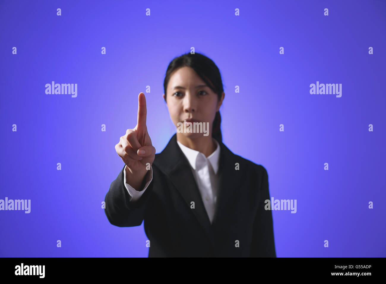Donna giapponese di eseguire toccare gesto Foto Stock