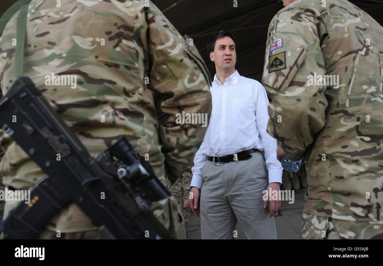 Il leader del lavoro ed Miliband incontra oggi i soldati britannici al Camp Bastion in Afghanistan dopo aver visitato una base di pattuglia a Nahr-e Saraj e la capitale dello stato della provincia di Helmand Lashkar Gah. Foto Stock