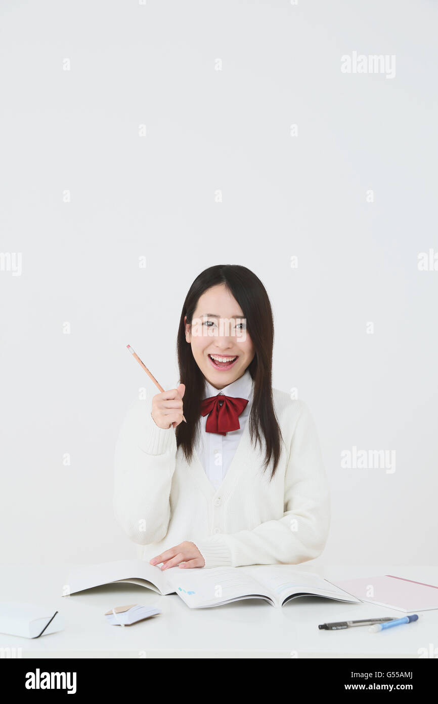 Giapponese di alta scuola di studente in uniforme contro uno sfondo bianco Foto Stock
