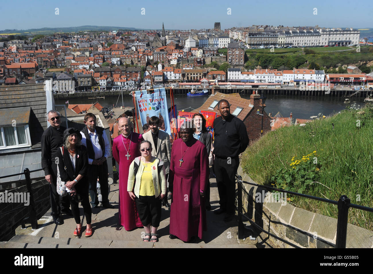 L'arcivescovo di York, il dottor John Sentamu (3° a destra) e il vescovo di Whitby il Rt Revd Dr Martin Warner (4° a sinistra) conducono una processione sui 199 gradini di Whitby prima di un servizio tenuto a Whitby Abbey per celebrare il compleanno della Chiesa cristiana. Foto Stock