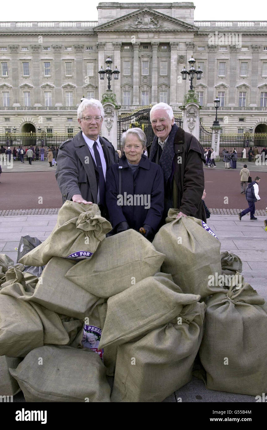 Il leader dell'Unione Rodney Bickerstaff, a sinistra, l'attrice Annette Crosbie, e l'attore Tony Booth, suocero del primo ministro, che ha consegnato una petizione firmata nel 500,000 fuori Buckingham Palace. I pensionati hanno partecipato alla campagna "i pensionati meritano di meglio". *... che chiede un aumento sostanziale da parte del governo della pensione statale. Tony Booth dovrebbe parlare in occasione di un raduno presso la Central Methodist Hall di Westminster, Londra, che comprenderà anche il veterano Tony Benn e Baroness Castle. Foto Stock