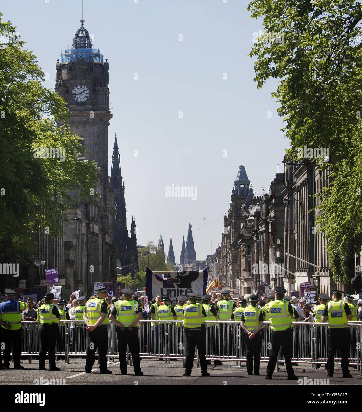 Membri dell'Unite contro il fascismo durante una manifestazione a Edimburgo. Foto Stock