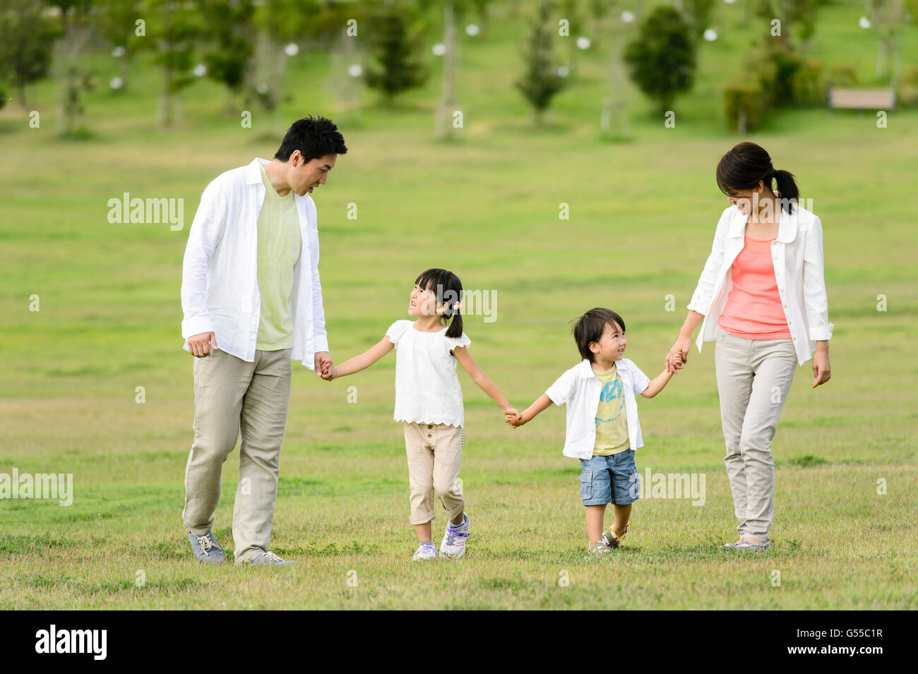 Famiglia giapponese presso il parco Foto Stock