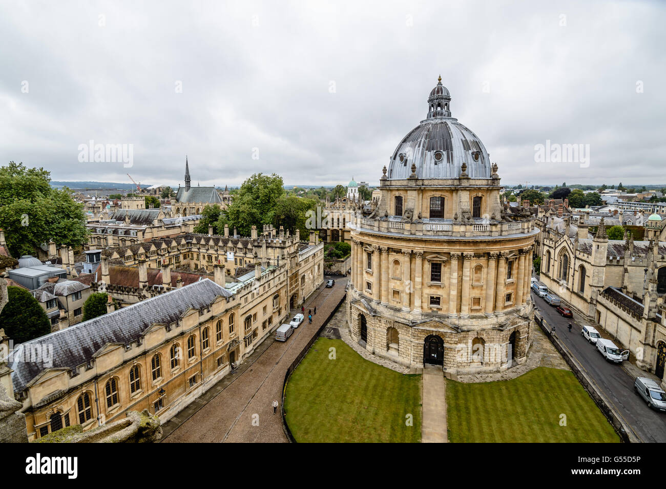 Angolo di alta vista di Radcliffe Camera in Oxford un giorno nuvoloso. Vista dalla Chiesa universitaria. Si tratta di un edificio di Oxford University Foto Stock