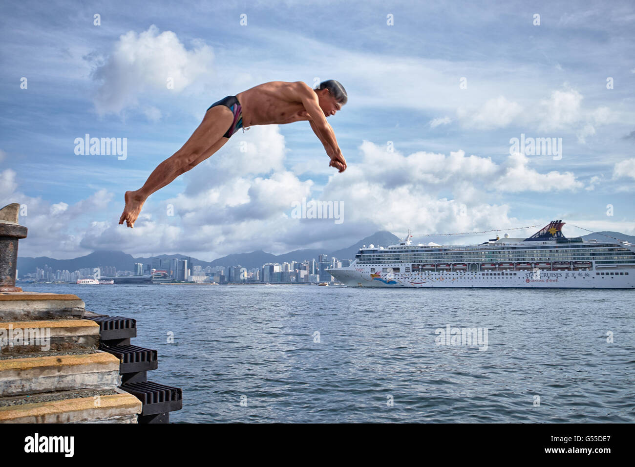 Un nuotatore libero immersioni in acque vicino Sai Wan Ho in Hong Kong. Foto Stock