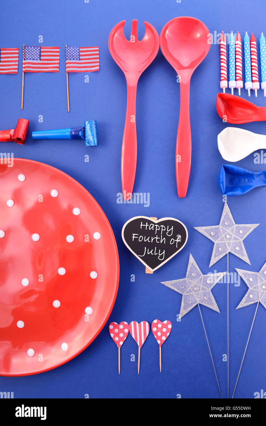 Felice Quarta di luglio barbecue piastre di partito, palloncini e stelle e bandiere laici piatta in rosso, bianco e blu tema colori. Foto Stock