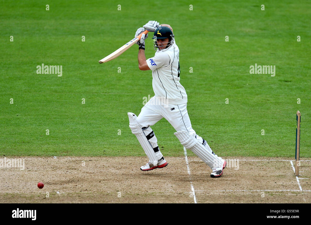 Michael Lumb di Nottinghamshire batte durante il campionato della contea di LV, la prima divisione a Trent Bridge, Nottingham. Foto Stock