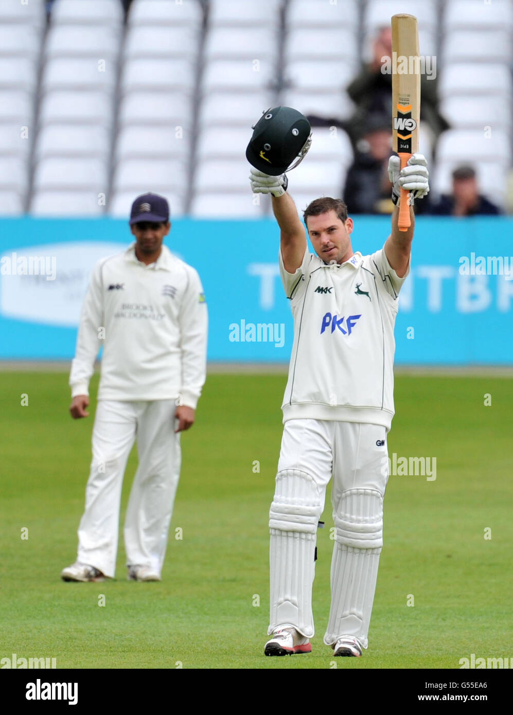 Michael Lumb di Nottinghamshire festeggia il raggiungimento del suo secolo durante il campionato della contea di LV, la prima partita a Trent Bridge, Nottingham. Foto Stock