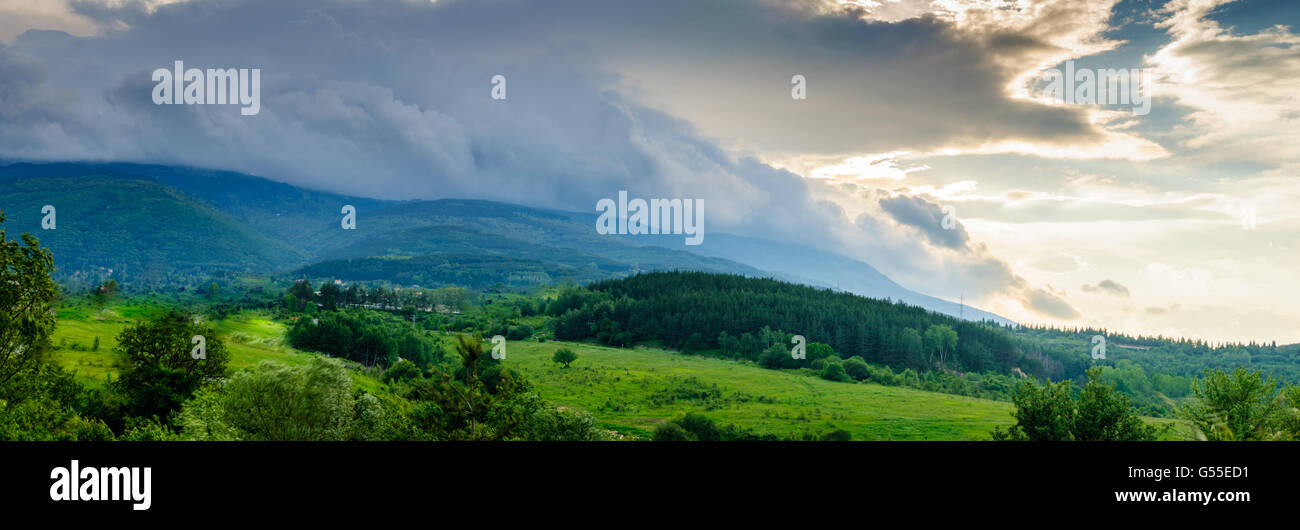 Panorama di montagna Vitosha, Bulgaria - prima della tempesta Foto Stock