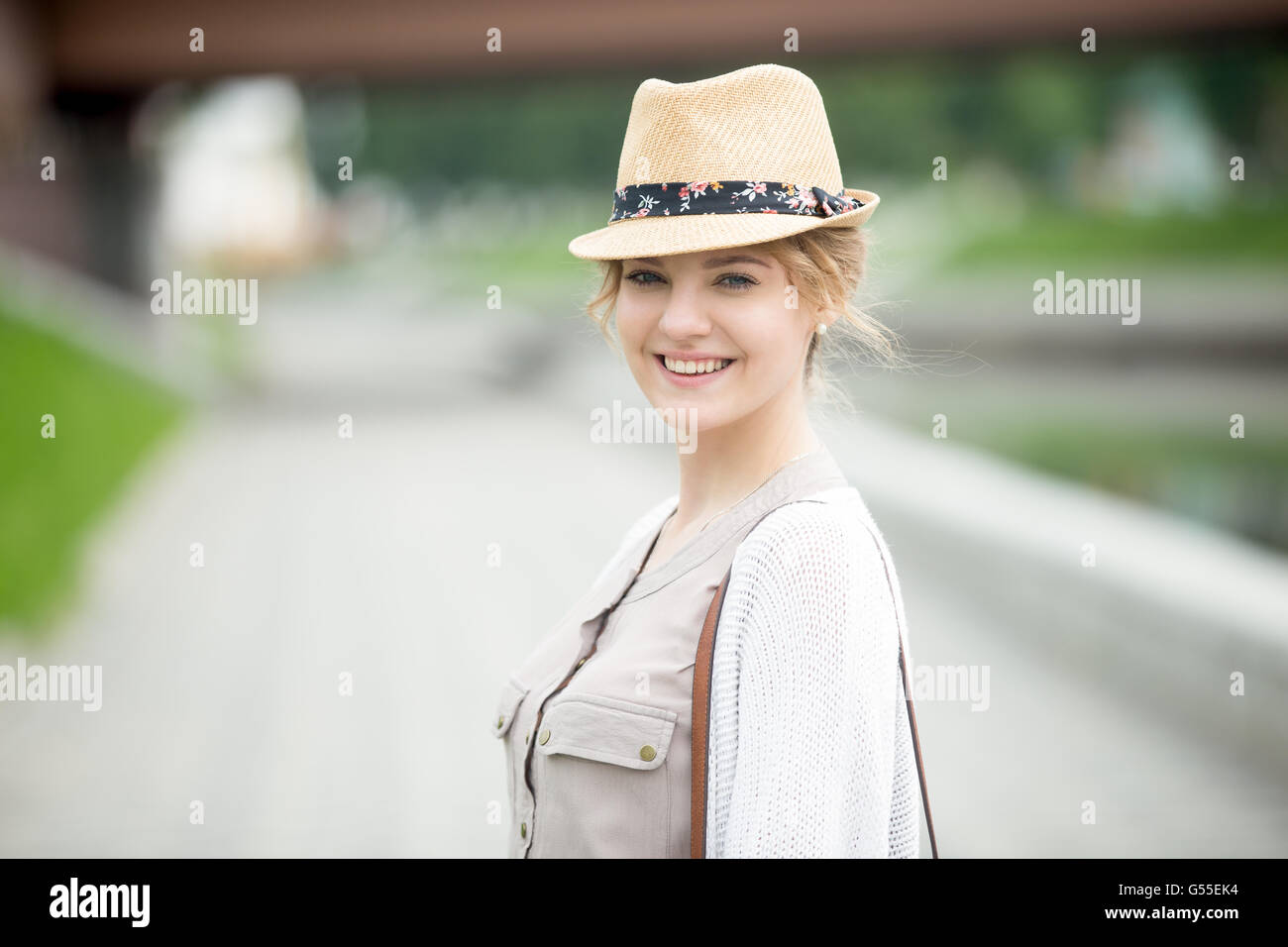 Headshot ritratto di felice bella donna caucasica indossando un abbigliamento casual. Giovane donna in piedi sulla strada in estate Foto Stock