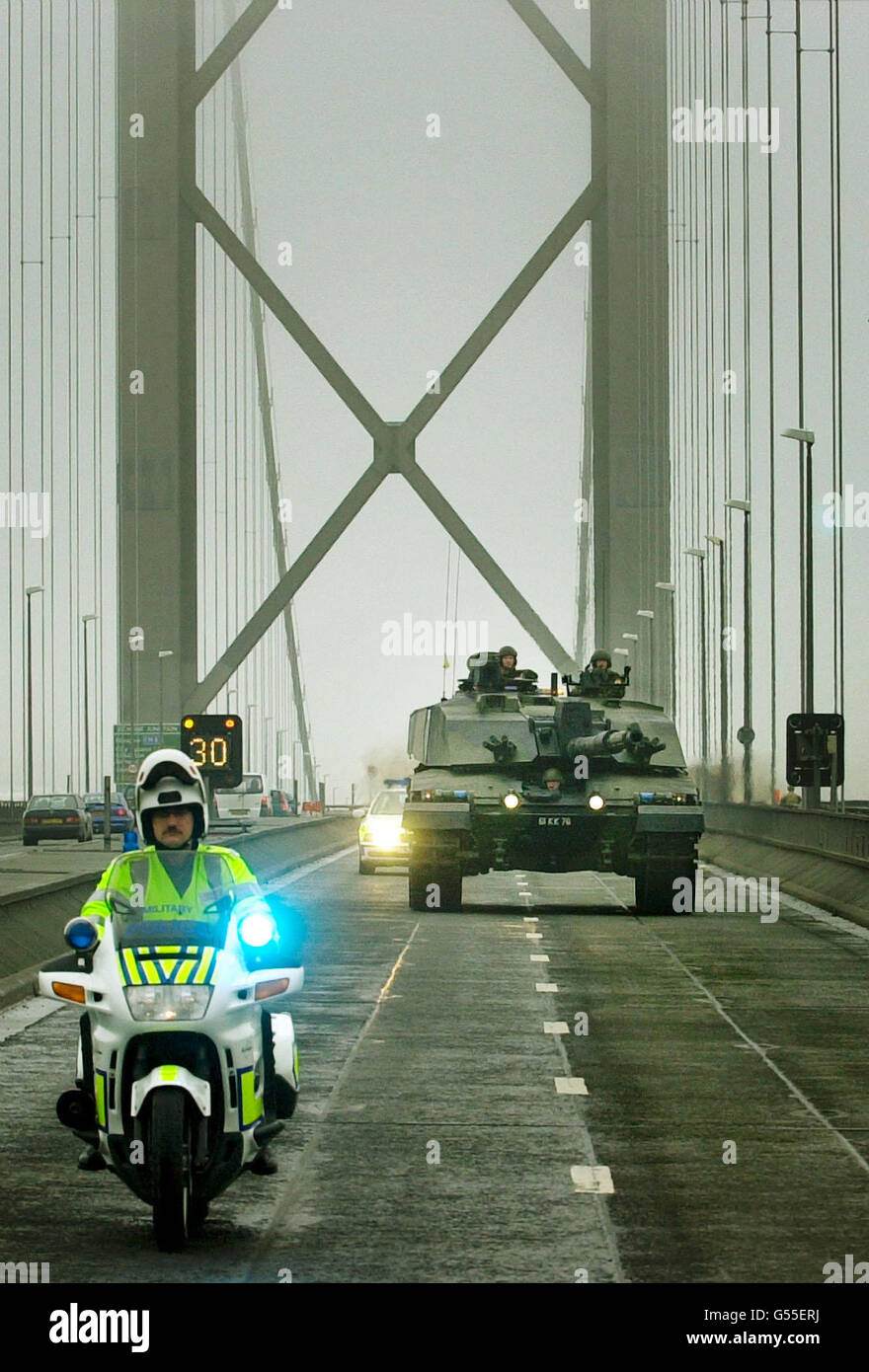 Un carro armato Challenger II da 70 tonnellate, che girerà in Scozia in un viaggio di reclutamento per le Royal Scots Dragoon Guards, attraversa il Forth Road Bridge sotto la guida della polizia. Il reggimento sta cercando 101 uomini per riformare il suo squadrone 'D'. Foto Stock