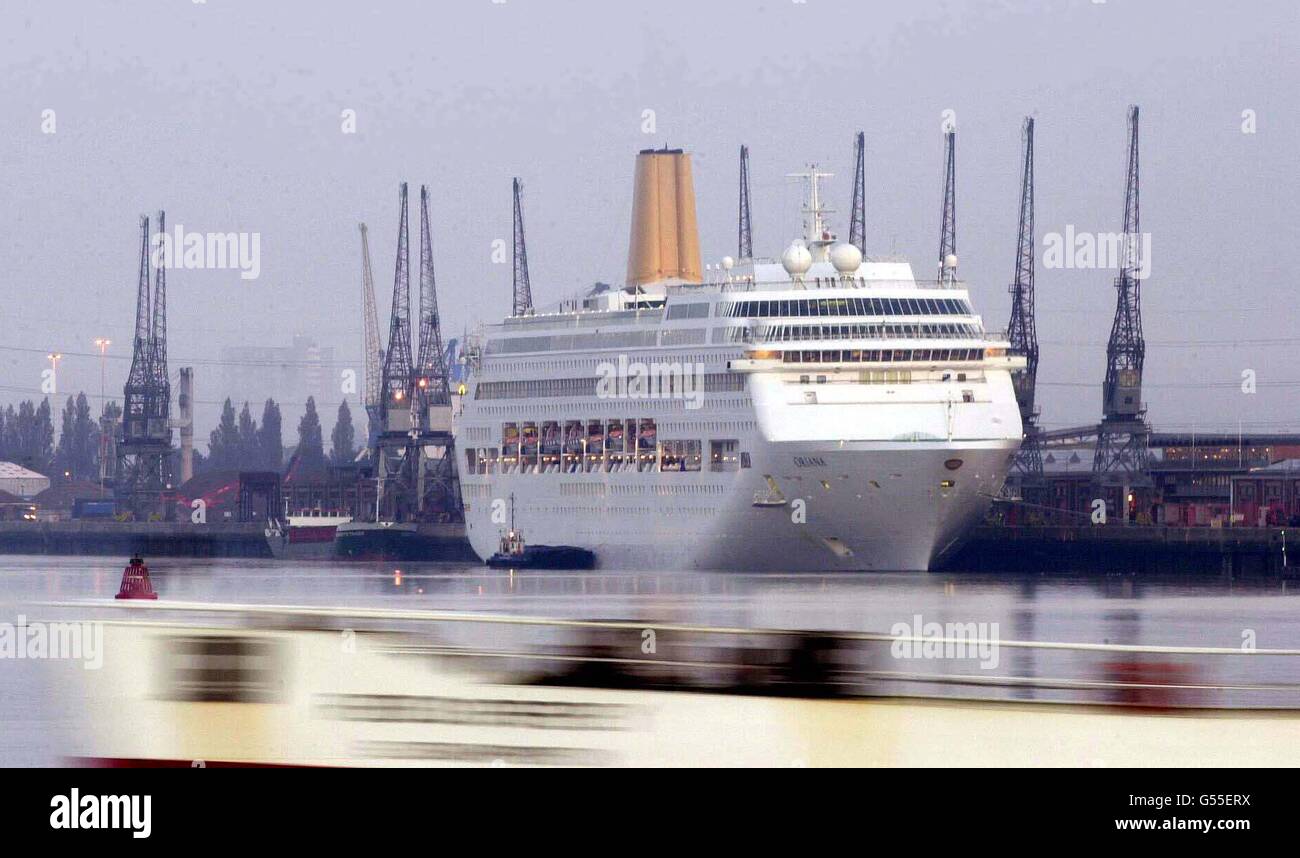 La nave da crociera P&o Oriana si siede al molo di Southampton, dopo che ha navigato indietro da New York ed è stata catturata in 10 venti della forza di Gale mentre ha risposto a un messaggio di Mayday da uno yacht. La nave da crociera è stata lasciata leggermente danneggiata. Foto Stock