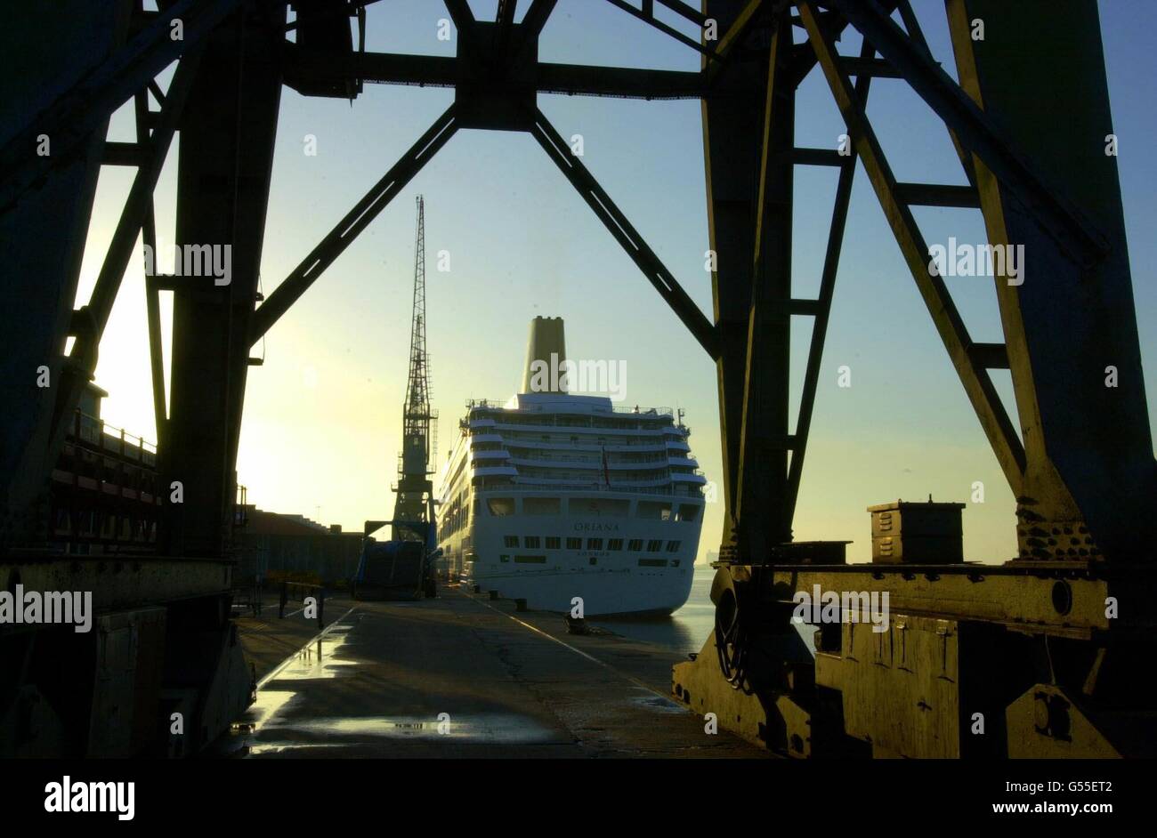 La nave da crociera P&o Oriana si siede al molo di Southampton, dopo che ha navigato indietro da New York ed è stata catturata in 10 venti della forza di Gale mentre ha risposto a un messaggio di Mayday da uno yacht. La nave da crociera è stata lasciata leggermente danneggiata. Foto Stock