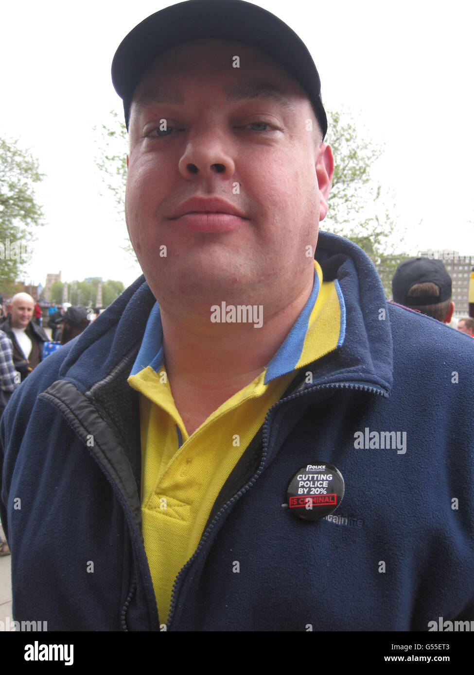 La polizia constabile Scott Jeffreys, 35 anni, che ha lavorato per la polizia del Derbyshire per 14 anni ed è basata con la sua unità di polizia stradale, durante la leadership di Gordon Brown, durante una protesta della Federazione di polizia contro i tagli alla spesa e i cambiamenti di ampio respiro alla loro retribuzione e pensioni, nel centro di Londra. Foto Stock