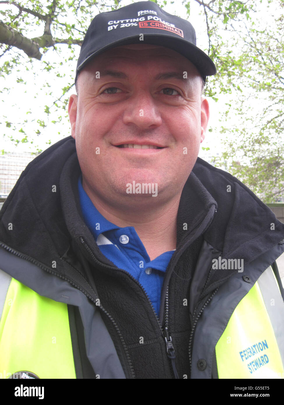 L'ispettore Eddie Boyle, 46 anni, che ha 28 anni di servizio e attualmente lavora per la polizia delle West Midlands, durante la leadership di Gordon Brown, durante una protesta della Federazione di polizia contro i tagli alla spesa e i cambiamenti di ampio respiro nella loro retribuzione e pensione, nel centro di Londra. Foto Stock