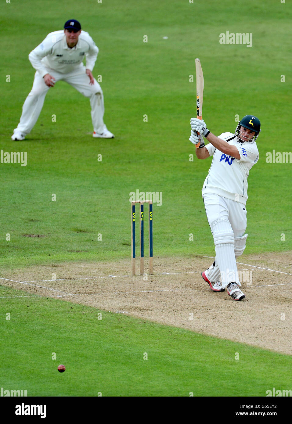 Michael Lumb di Nottinghamshire batte durante il campionato della contea di LV, la prima divisione a Trent Bridge, Nottingham. Foto Stock