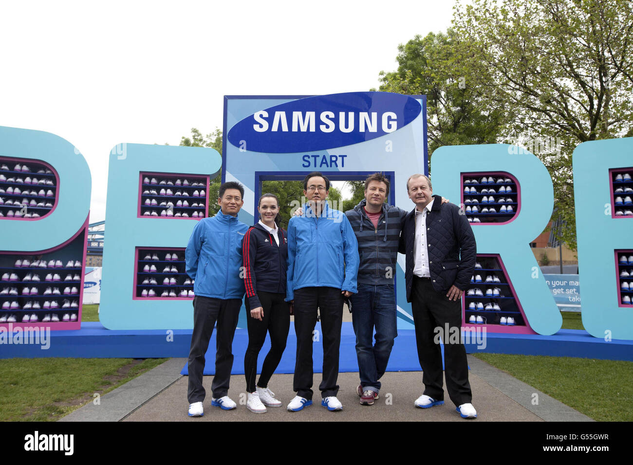 Jamie Oliver e Olympic Hopeful Victoria Pendleton lanciano oggi a Londra il Samsung Hope Relay, l'iniziativa benefica per i Giochi Olimpici di Samsung, con il Vice Presidente e responsabile del Global Sports Marketing presso Samsung Electronics, Sunny Hwang (a sinistra), SP Kim Presidente e CEO di Samsung Europe (al centro), E Andy Griffiths Managing Director di Samsung UK e Irlanda (destra). Foto Stock