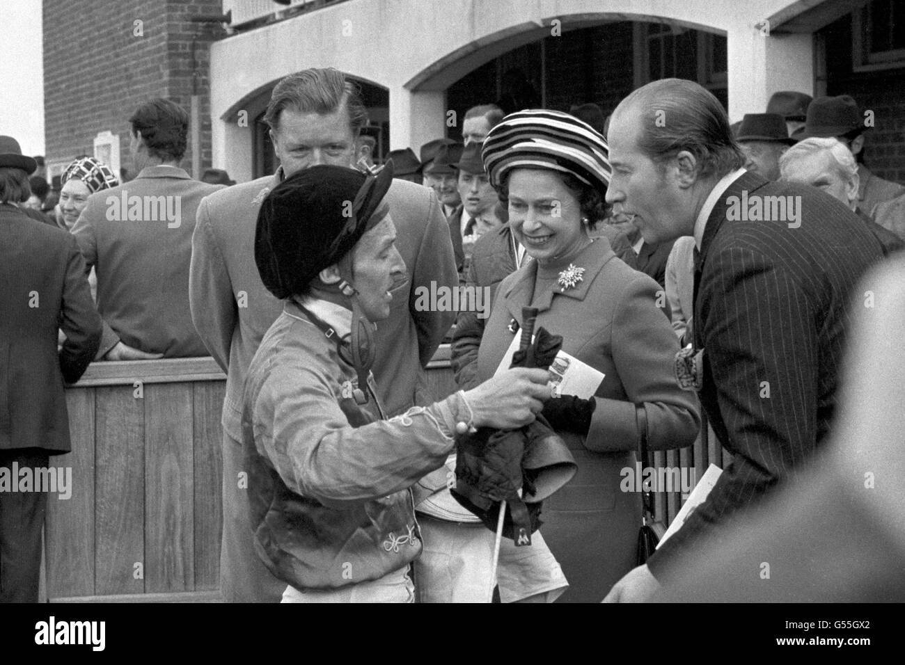 La regina ottiene un cliente di prima mano dal jockey Joe Mercer dopo la sua vittoria sul suo fregio Highclere nel 1000 Guineas a Newmarket oggi. Foto Stock