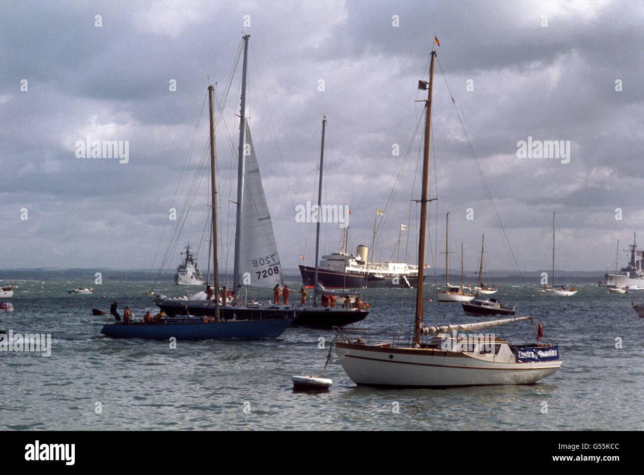 Admiral's Cup Yachts, con il Royal Yacht Britannia sullo sfondo, a Cowes, Isola di Wight. Foto Stock