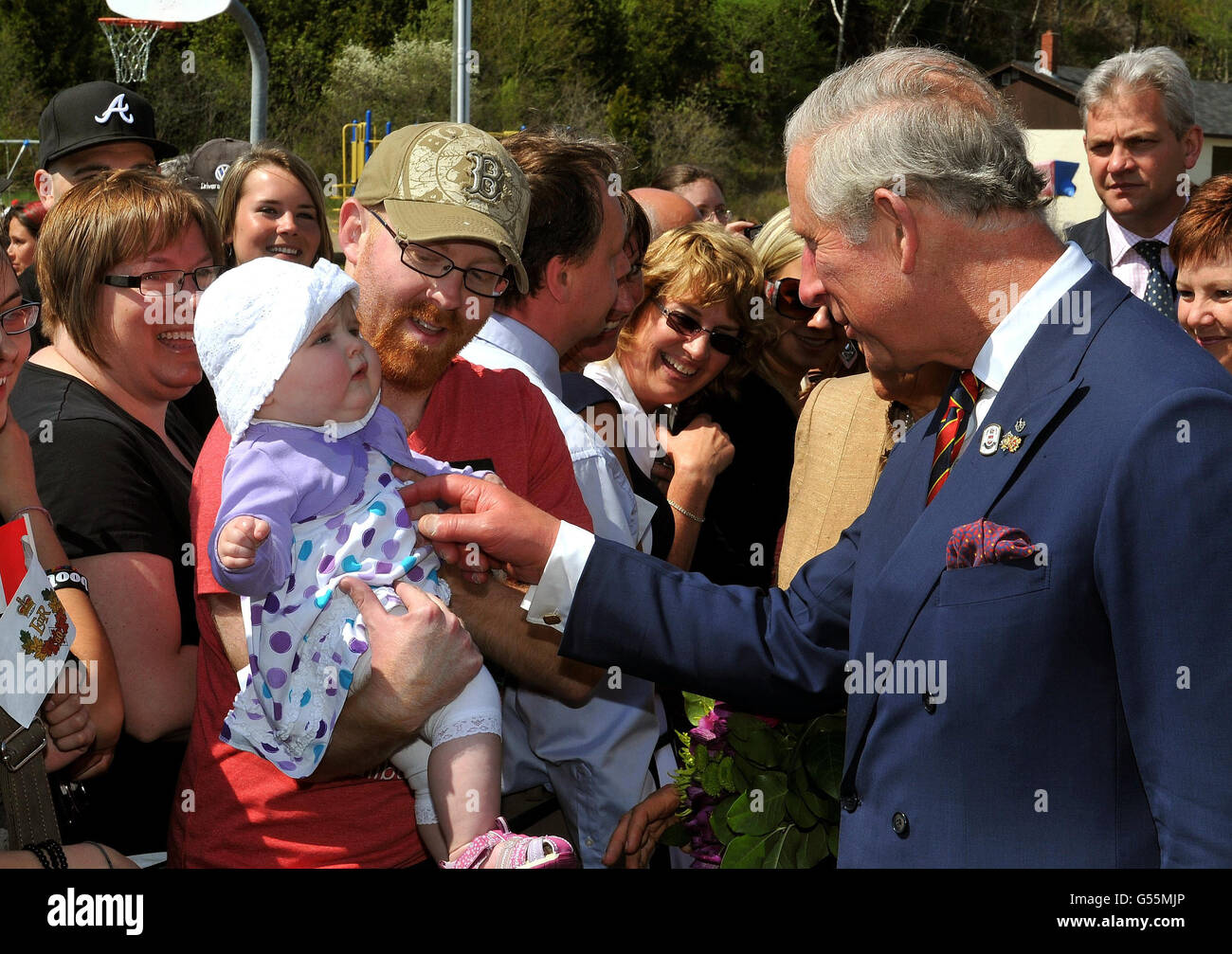 Il Principe del Galles solletica una bambina dopo essere arrivata alla St-Francis School di Saint John, nel Canada orientale, il secondo giorno di un tour di quattro giorni del Giubileo del Diamante del paese nordamericano. Foto Stock