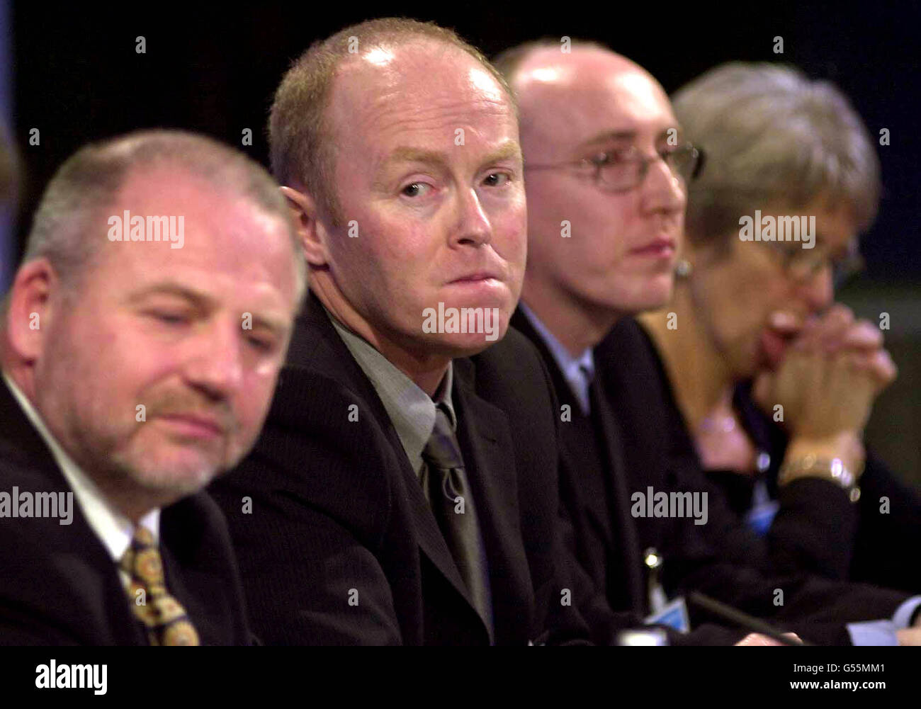 Famiglie di vittime vCJD di sinistra, John Keleghar, Gerard Callaghan, Malcolm Tibbett e Frances Hall in una conferenza stampa a Londra. Le famiglie di coloro che sono morti per vCJD hanno ampiamente accolto con favore la relazione pubblica di inchiesta sulla malattia. * il pacchetto di assistenza e risarcimento del governo e le scuse presentate alla Camera dei Comuni. Malcolm Tibbet, la cui moglie Margaret, 29 anni, morì nel 1996, ha aperto la conferenza stampa al Queen Elizabeth II Conference Center di Westminster, nel centro di Londra, con un minuto di silenzio per ricordare le vittime. Foto Stock