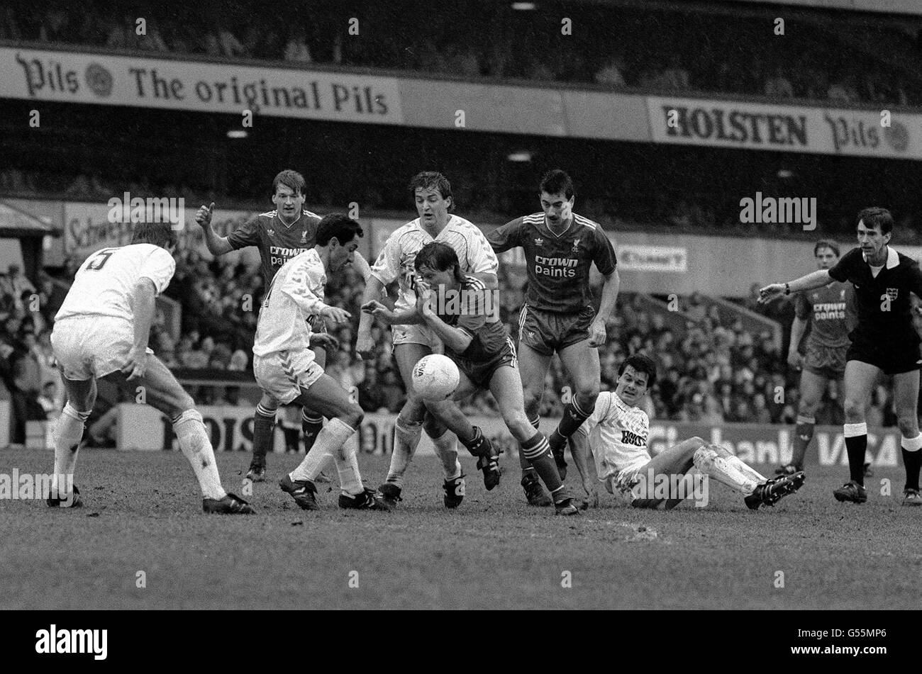 Paul Walsh di Liverpool (centro, fronte) cerca di schivare l'Ossie Ardiles di Tottenham Hotspur (seconda a sinistra, davanti), durante la loro prima partita di football Division a White Hart Lane, a Londra. * L-R: Richard Gough, Nigel Spackman, Gary Mabbutt, Ian Rush e Steve Hodge (sul pavimento). Foto Stock