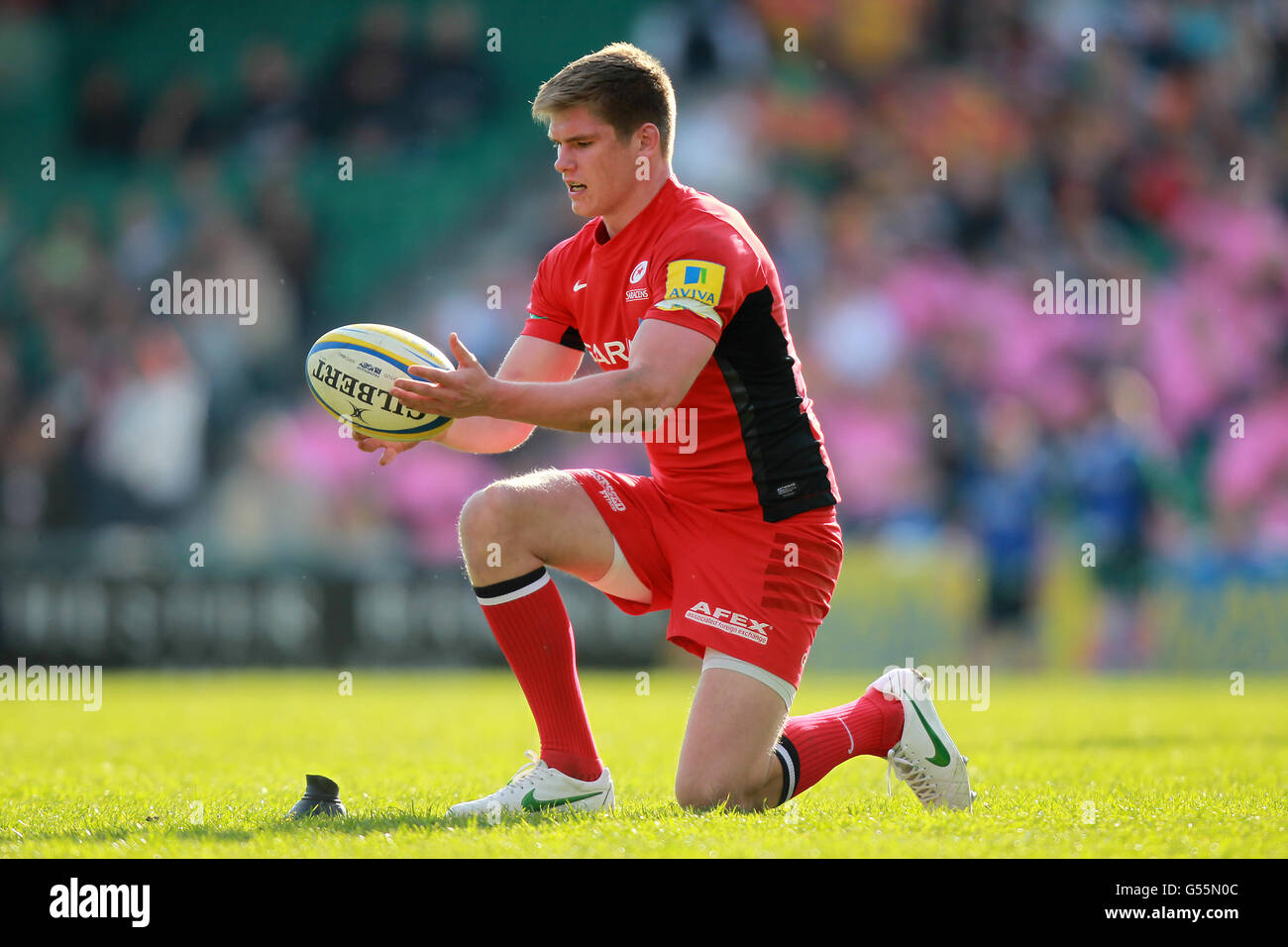 Rugby Union - Aviva Premiership - Semifinale - Leicester Tigers / Saracens - Welford Road. Owen Farrell di Saracens posiziona il pallone su una tee prima di un calcio di punizione Foto Stock