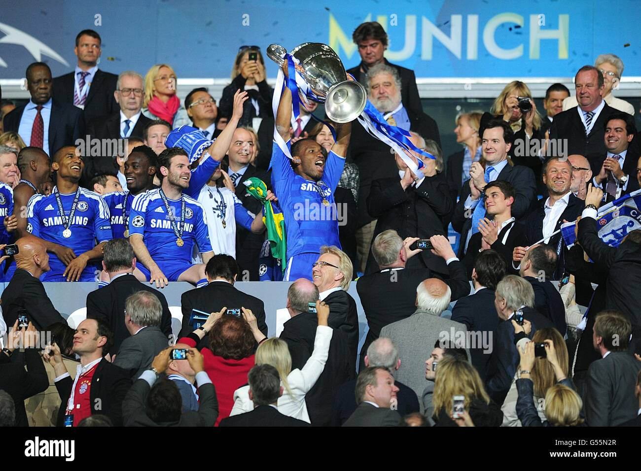 Calcio - UEFA Champions League - finale - Bayern Monaco / Chelsea - Allianz Arena. Didier Drogba di Chelsea (al centro) solleva il trofeo UEFA Champions League dopo la partita Foto Stock