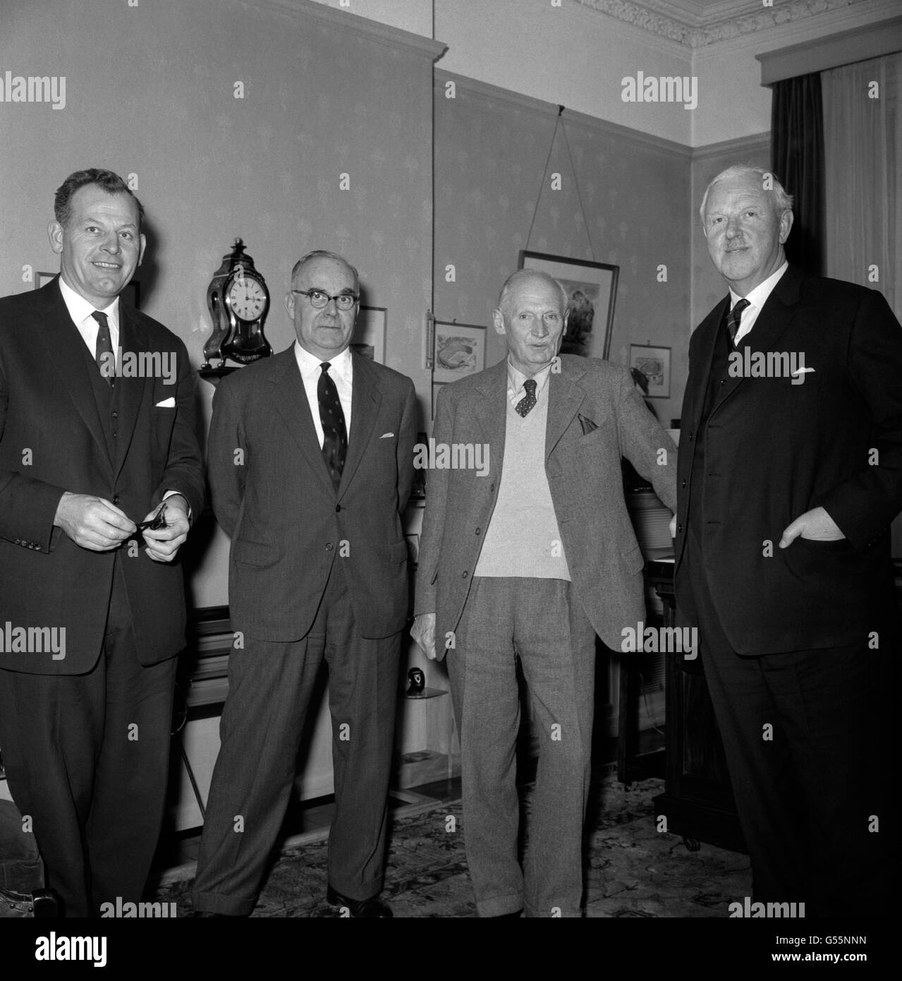 (l-r) Direttore d'Inghilterra Walter Winterbottom, Segretario dell'Associazione calcistica Sir Stanley Rous, Visconte Montgomery (che è presidente del Portsmouth FC) e sconosciuto. Foto presso la sede centrale della Football Association a Lancaster Gate, Londra, dove il visconte Montgomery stava ispezionando i record dei giocatori. Foto Stock