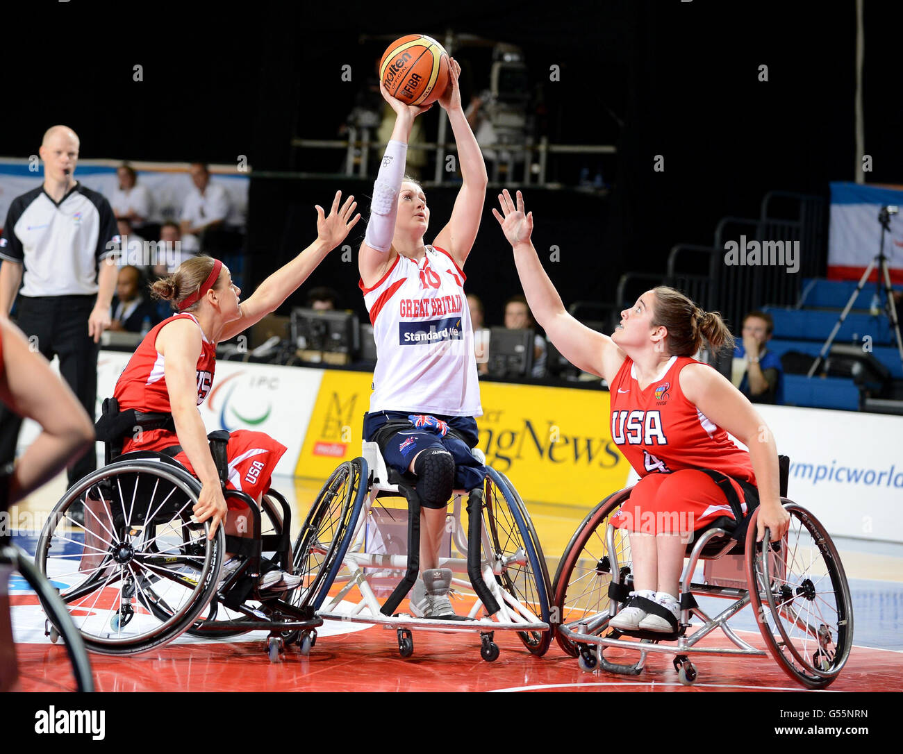 Amy Conroy (centro) della Gran Bretagna in azione durante il secondo giorno della Coppa del mondo di BT Paralimpic alla Manchester Regional Arena, Manchester. Foto Stock