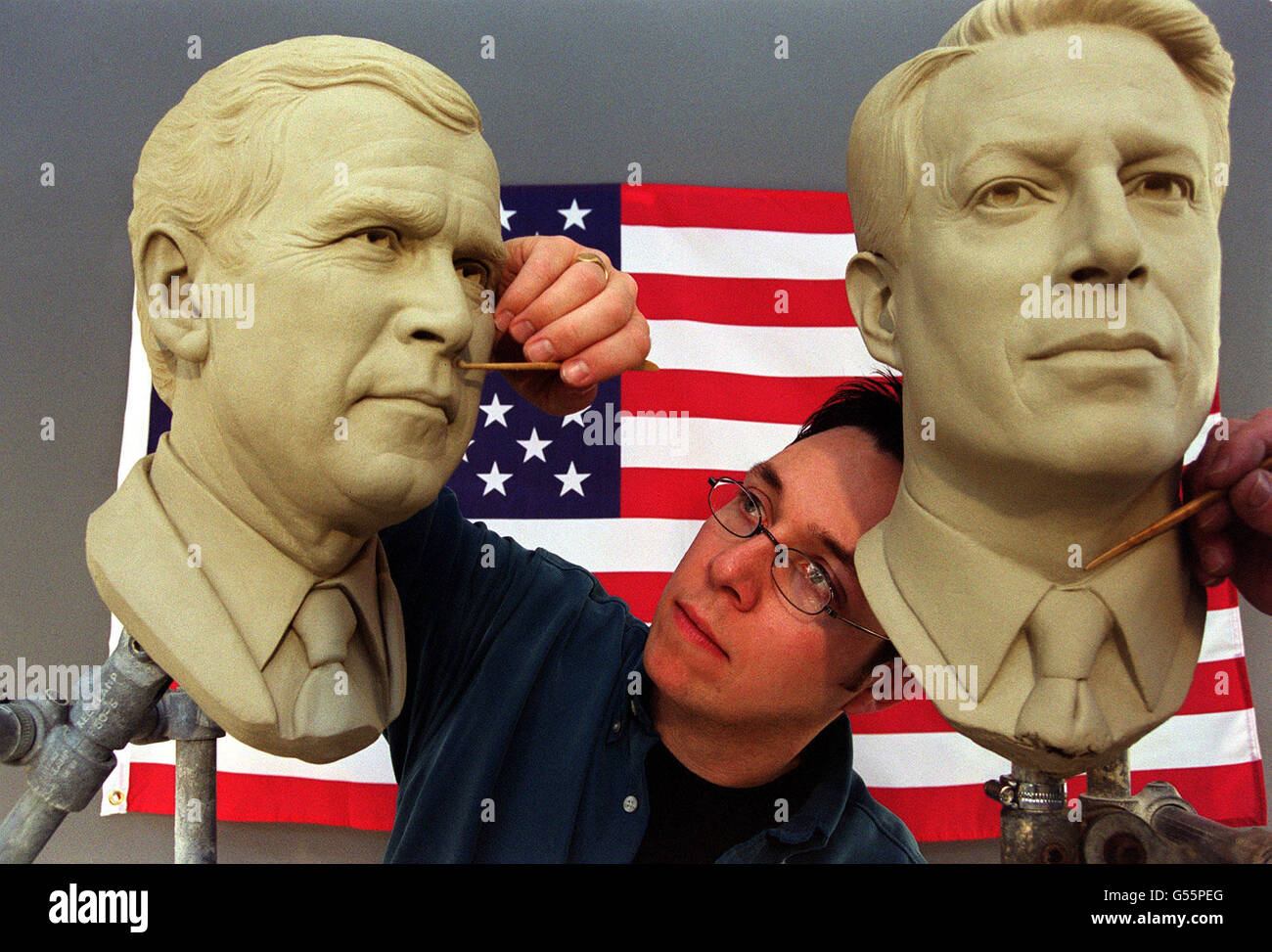 Lo scultore Stephen Mansfield mette il tocco finale ai candidati presidenziali americani, il repubblicano George W Bush (a sinistra) e il democratico al Gore, al museo delle cere di Madame Tussaud, a Londra. * entrambi i candidati sono in preparazione prima dell'inaugurazione del nuovo presidente, il 20 gennaio 2001. Foto Stock