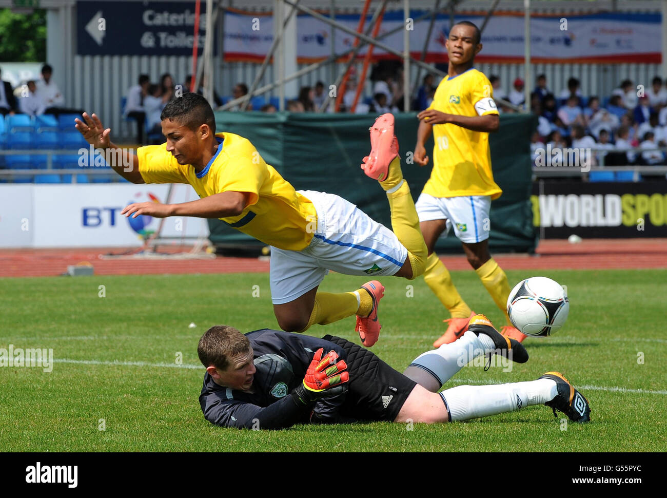 Fabio Bprdignon in Brasile si trova sotto la sfida di Brian McGillivarate in Irlanda durante il terzo giorno della BT Paralymic World Cup presso la Manchester Regional Arena, Manchester. Foto Stock