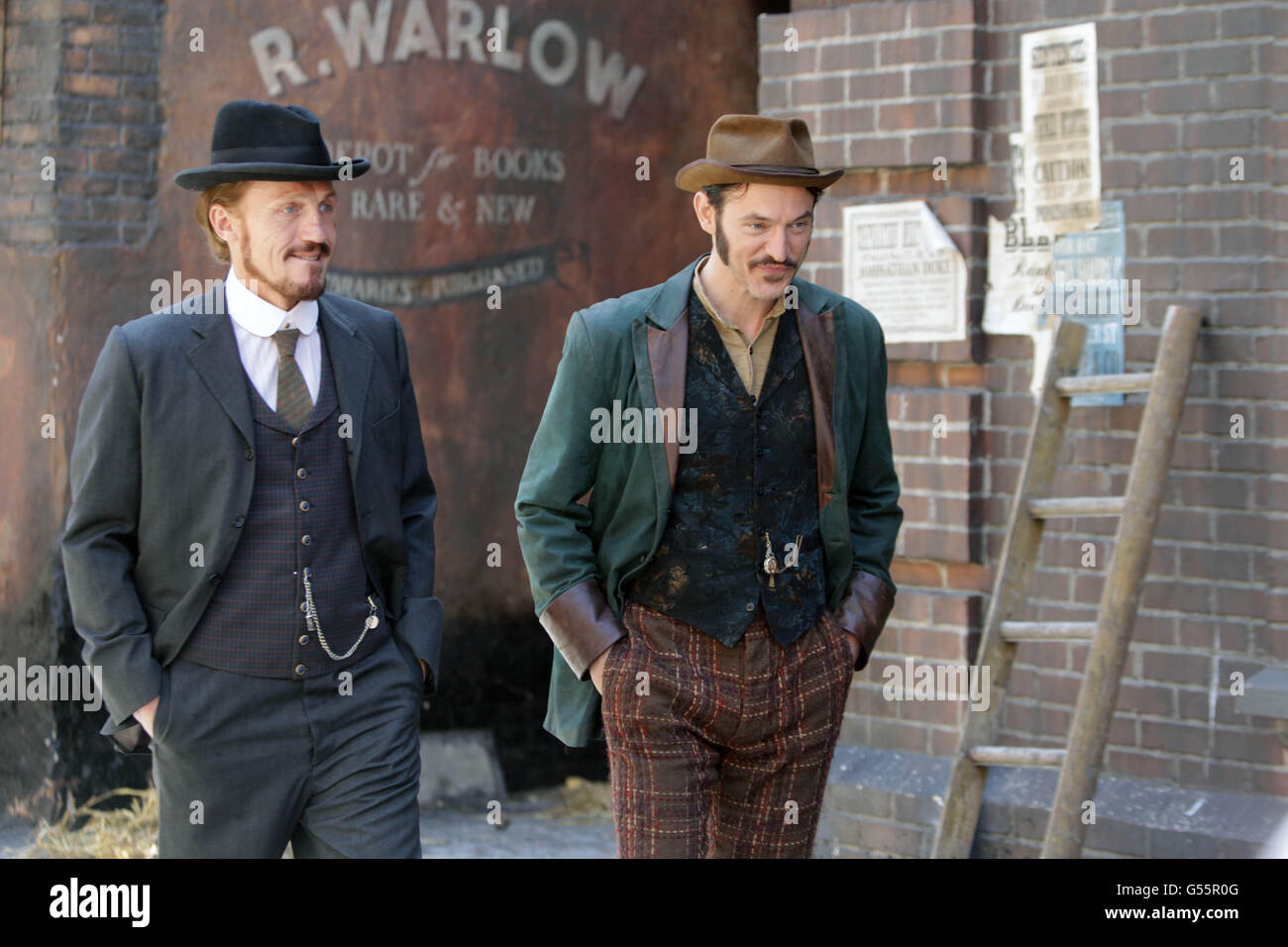 Jerome Flynn (a sinistra) che interpreta il detective Sergente Bennett Drake e Adam Rothenberg (a destra) che interpreta il Capitano Homer Jackson sul set del nuovo dramma della BBC Ripper Street attualmente girato a Clancy Barracks a Dublino. Foto Stock