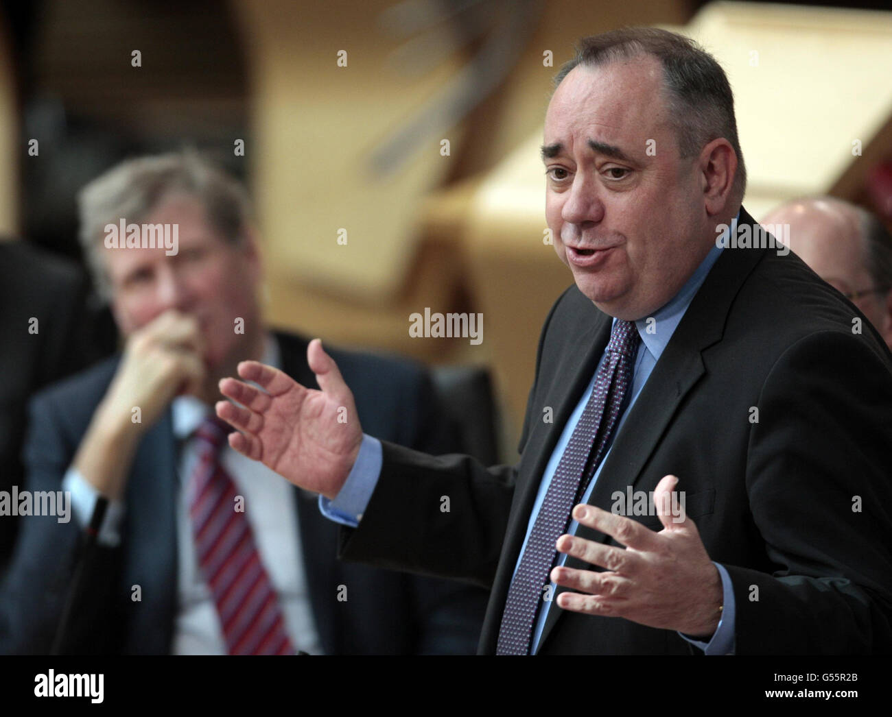 Il primo ministro scozzese Alex Salmond risponde alle interrogazioni durante il tempo delle interrogazioni al Parlamento scozzese di Edimburgo. Foto Stock