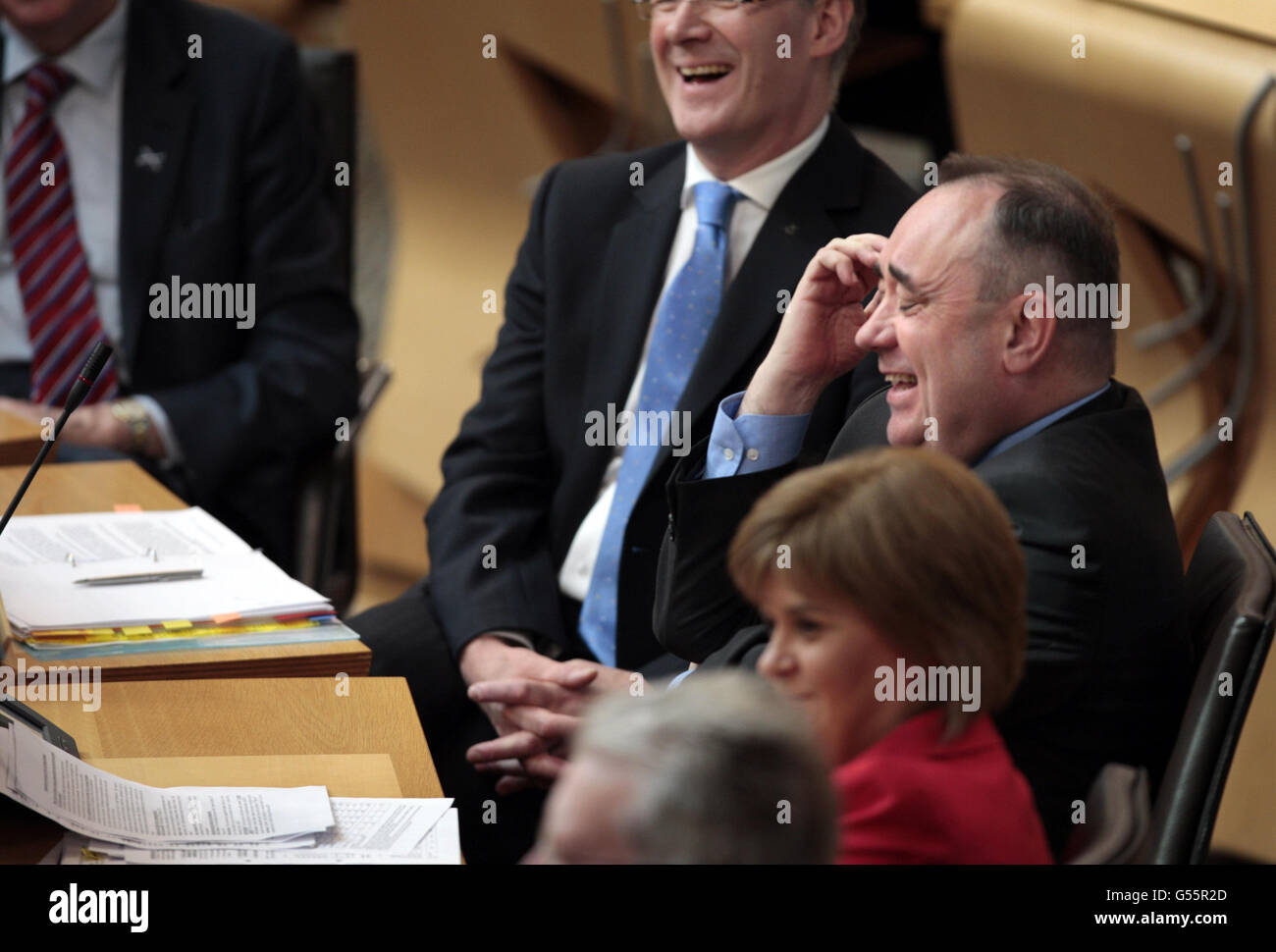 Il primo ministro scozzese Alex Salmond risponde alle interrogazioni durante il tempo delle interrogazioni al Parlamento scozzese di Edimburgo. Foto Stock