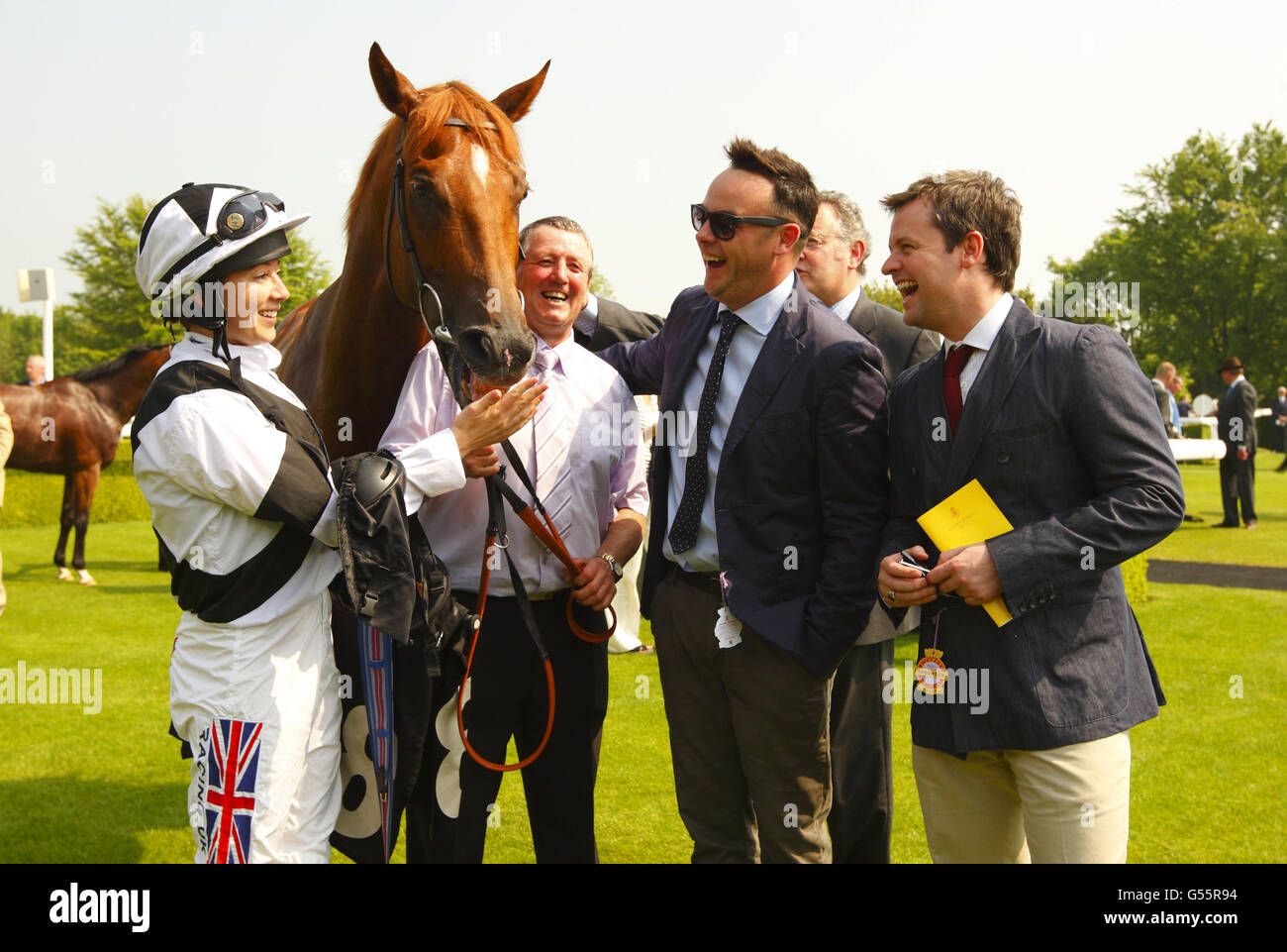 Anthony McPartlin (seconda a destra) e Declan Donnelly (destra) con il fantino Hayley Turner, cavaliere del loro cavallo Primeval dopo aver vinto la Wright Joinery Company Stakes durante il giorno uno del Festival di maggio a Goodwood Racecourse, Chichester. Foto Stock