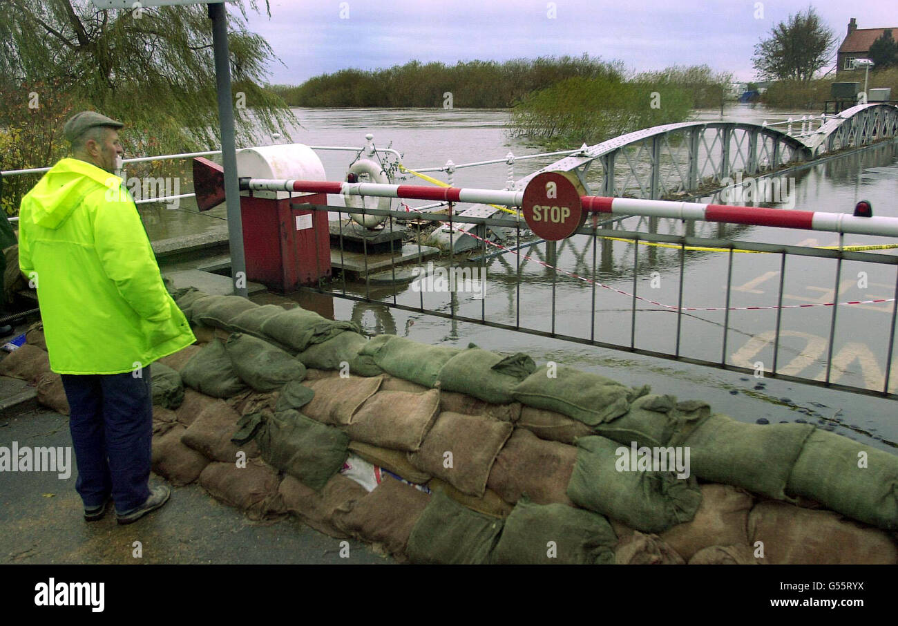 Un abitante del villaggio guarda il ponte di Cawood Road, vicino a Selby, North Yorkshire, poiché i livelli del fiume Ouse sono ancora vicini alle difese delle alluvioni scoppiate su questo tratto tra Barlby, Selby e Cawood. * altrove nel paese, i livelli dei fiumi in alcune delle aree più colpite sono scesi da una notte all'altra, ma centinaia di proprietari di case sono stati evacuati e migliaia di persone sono ancora vittime di miseria se i livelli aumentano di nuovo. E i dirigenti dell’Agenzia per l’ambiente hanno avvertito che le aree già allagate non vedranno alcun deluso, con previsioni di pioggia più intense. Circa 5,000 proprietà in tutto il paese sono state allagate, e ci sono 43 alluvioni gravi Foto Stock