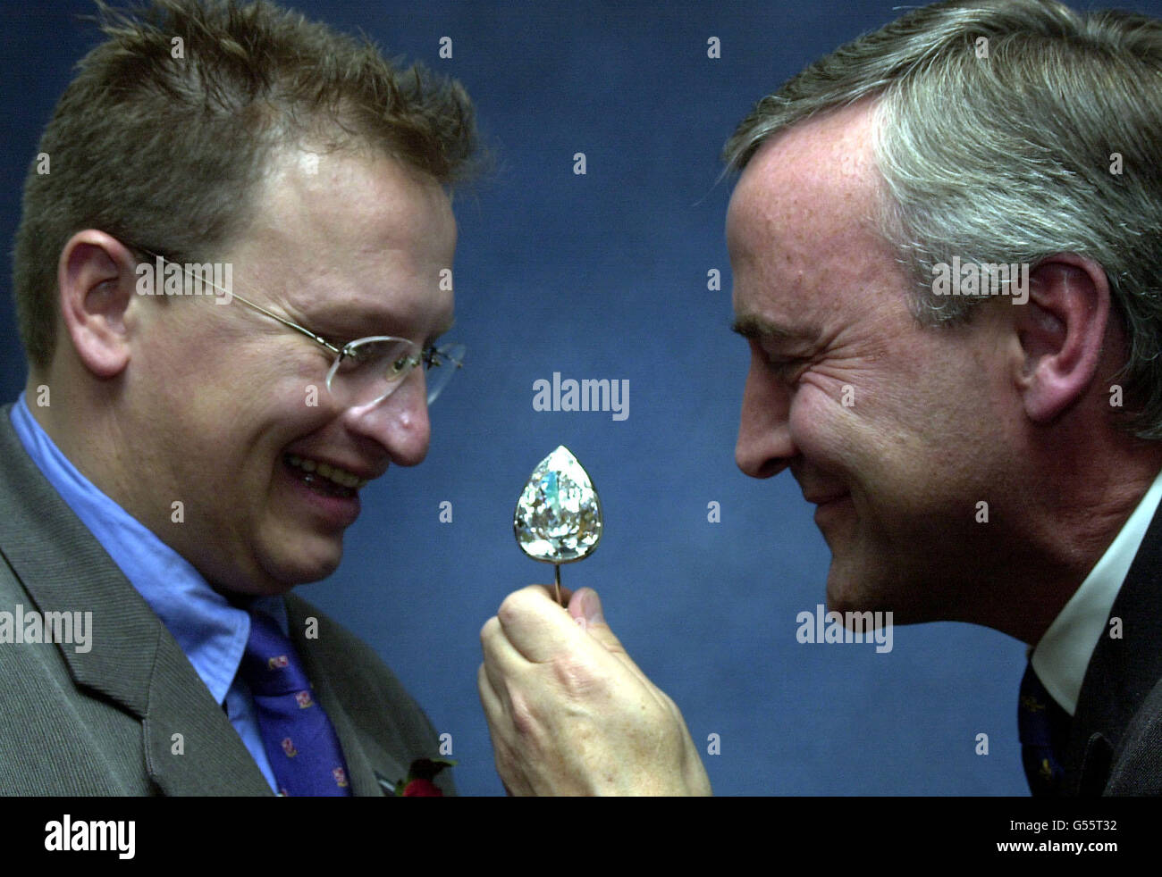 Chief Executive del Millenniun Dome PY Gerbeau (L) e Executive Director di De Beers Andy Coxon presso l'edificio De Beers di Londra, con un'occhiata approfondita al 203 carat Millennium Star, il più grande diamante a forma di pera impeccabile del mondo. * il diamante formò parte di un'esposizione del valore di 350 milioni che una banda forte di 12 ladri tentò di rubare dalla Money zone nel Millennium Dome il 07/11/00 usando un digger di terra, bombe di fumo e un motoscafo. Foto Stock