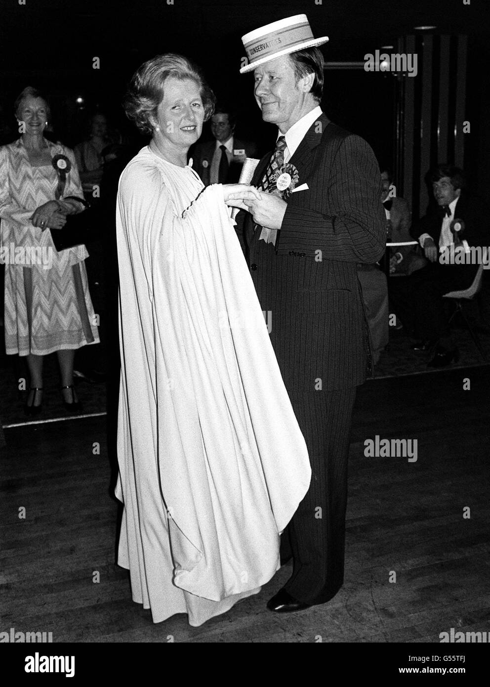 Eric Morley, che ha creato il concorso Miss World, al giovane Conservatorio Blue Ribbon Ball di Brighton, danza con l'allora leader Tory Margaret Thatcher, che stava partecipando alla 95° Conferenza Tory. 09/11/00: Morley muore a 82 anni. Foto Stock