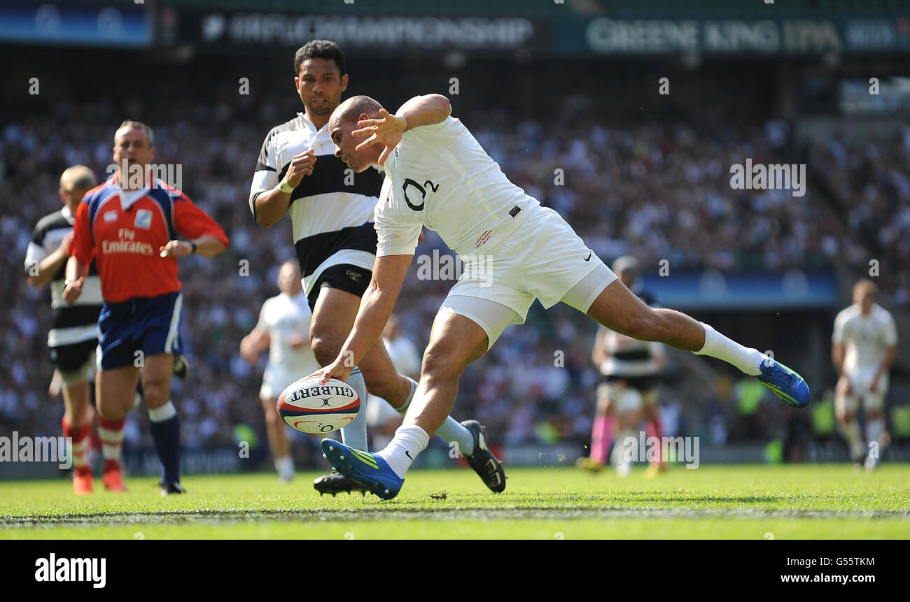 Jonathan Joseph dell'Inghilterra segna il suo primo tentativo contro i barbariani durante la partita internazionale a Twickenham, Londra. Foto Stock