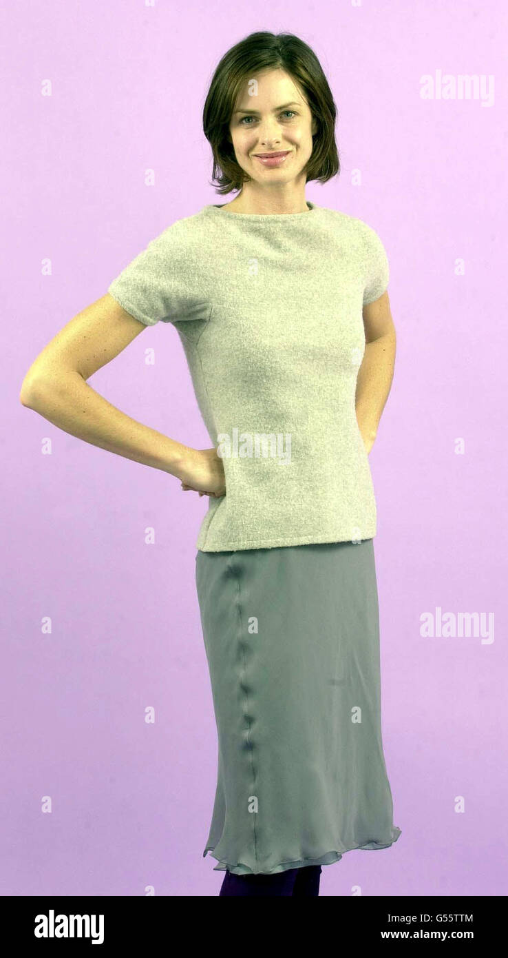 Trinny Woodall, co-fondatore di Ready2shop.com del progetto Ready2work in un vestito donato da Joely Richardson. Un'enorme selezione di donne famose hanno donato gli abiti che aiuteranno le donne disoccupate a girare in su alle interviste di lavoro che osservano buon. * e sentirsi bene, insieme a un make-over. Foto Stock