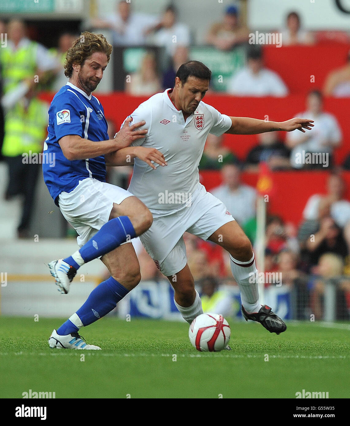 Gerard Butler (a sinistra) e Paddy McGuiness durante la partita a Old Trafford per gli aiuti di calcio. Foto Stock