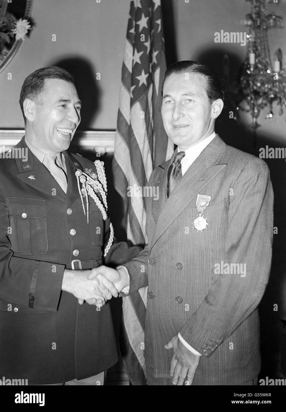 Il Capitano Roy Farran, ex Capitano SAS, riceve la Legione di merito dagli Stati Uniti per le sue azioni durante la battaglia per il quartier generale della 51° Divisione tedesca in Albania. Foto Stock
