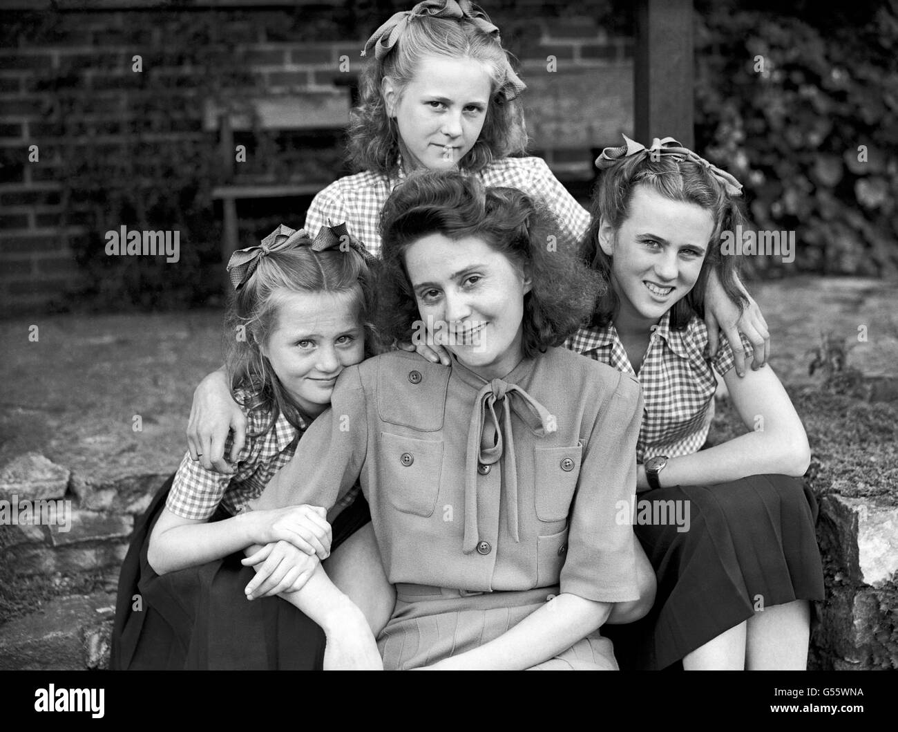 Odette Sansom, MBE, che ha ricevuto la Croce di Giorgio per la sua parte nella resistenza nella Francia occupata dai nazisti. È con i suoi figli, Marianne, Lily e Francoise. Foto Stock