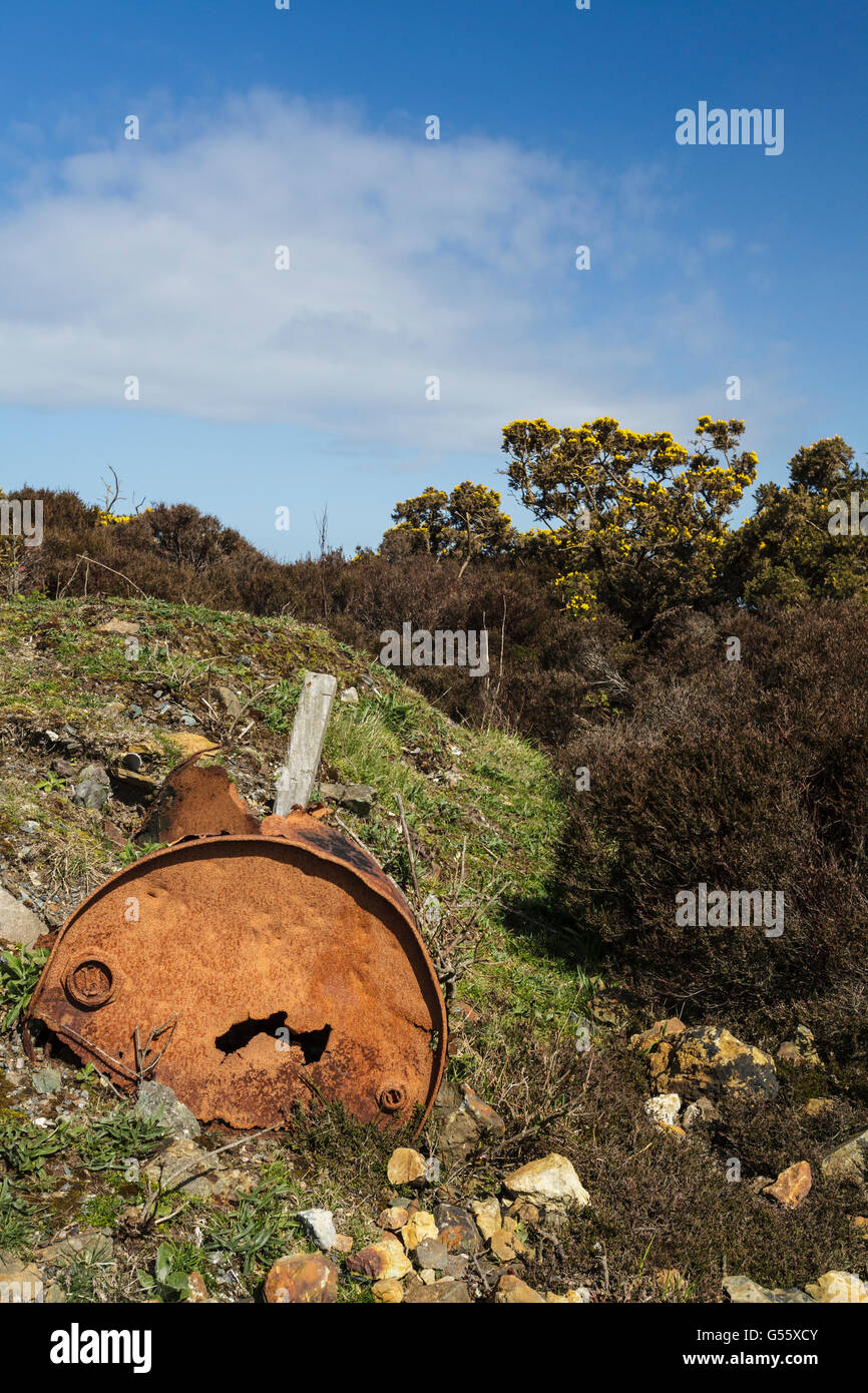 Rusty tamburo a Parys Mountain miniera di rame, a nord-est di Anglesey, Galles, Regno Unito Foto Stock