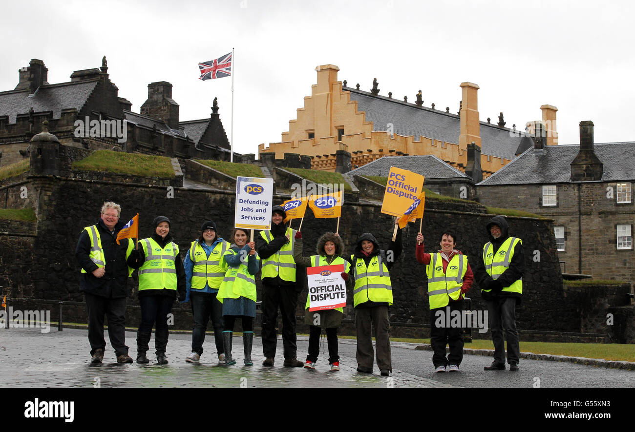 Il personale della Scozia storica picket l'ingresso al Castello di Stirling, mentre i lavoratori del settore pubblico vanno in sciopero in fila sulle pensioni. Foto Stock